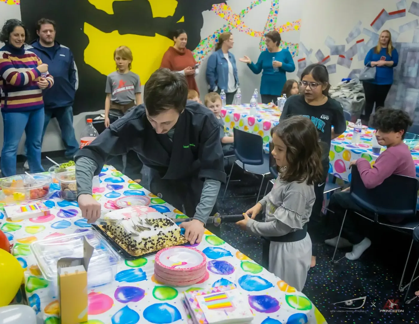 Kids celebrating a birthday party at Amerikick Pennington
